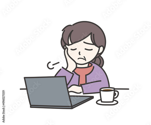 パソコンを前にしてため息をついている年配の女性C【ノートパソコン】