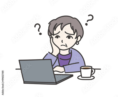 パソコンを前にして悩んでいる年配の女性D【ノートパソコン】