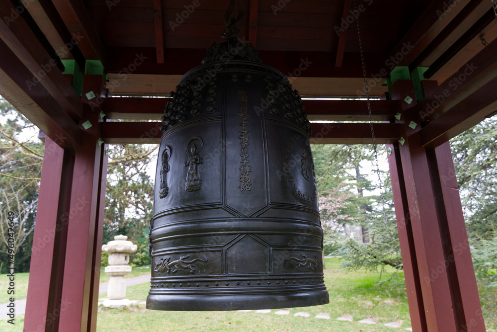 Obraz premium Replica of Japanese Shinagawa bell at Ariana Park at City of Geneva on a cloudy spring day. Photo taken March 18th, 2022, Geneva, Switzerland.