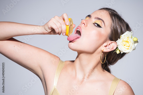 Fotografía Pretty girl or sexy woman with stylish makeup on beautiful face squeezing juice