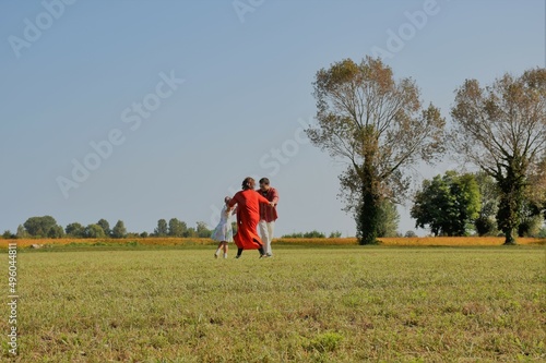 Bambina corre felice in mezzo al prato fiorito