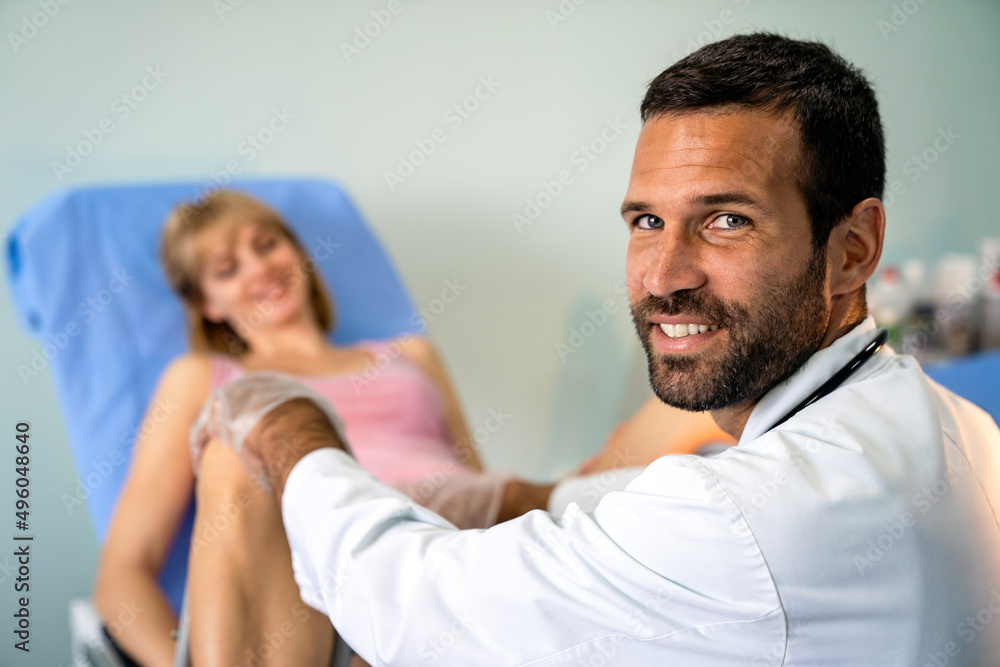 Φωτογραφία Gynecologist examination woman patient in a gynecological chair