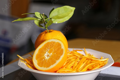Przygotowanie do zrobienia skórki z pomarańczy