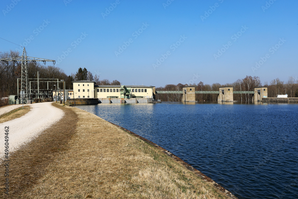 Blick auf das Laufwasser Wasserkraftwerk in Ellgau
, am Lech, Wassererbe Augsburg, in der wunderschönen weichen Abendsonne im Landkreis Augsburg, Schwaben, Bayern, Deutschland. Blick auf das Laufwasser Wasserkraftwerk in Ellgau
, am Lech, Wassererbe Augsburg, in der wunderschönen weichen Abendsonne im Landkreis Augsburg, Schwaben, Bayern, Deutschland.