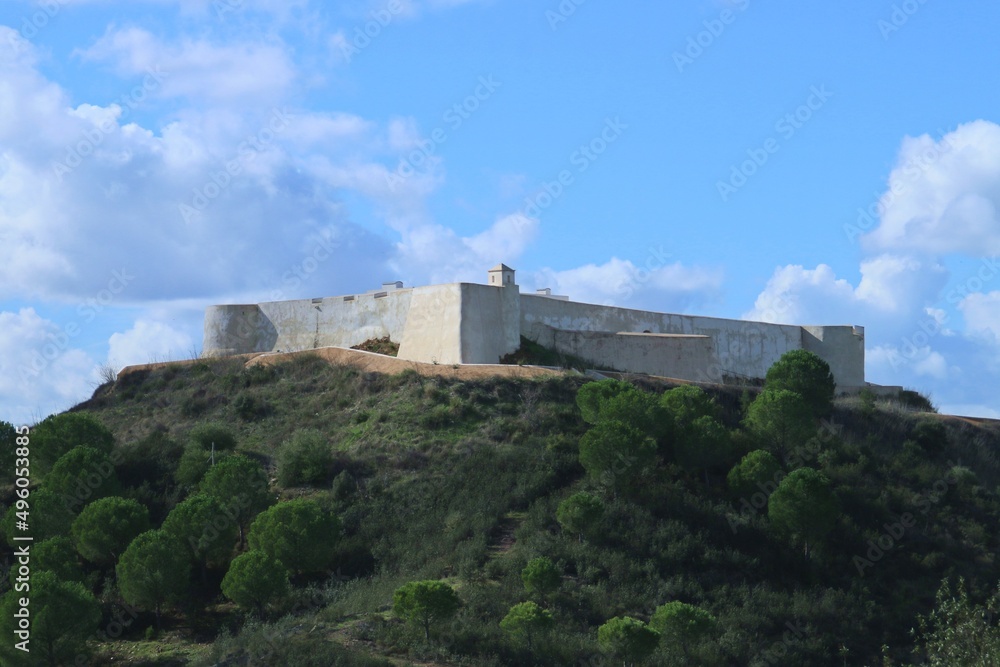 Fortaleza de San Marcos en Sanlúcar de Guadiana, Huelva, España. El castillo se encuentra en una colina más alta junto a la ciudad y sirvió como estructura defensiva.