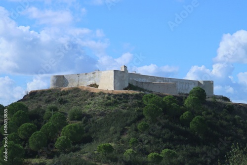 Fortaleza de San Marcos en Sanlúcar de Guadiana, Huelva, España. El castillo se encuentra en una colina más alta junto a la ciudad y sirvió como estructura defensiva.