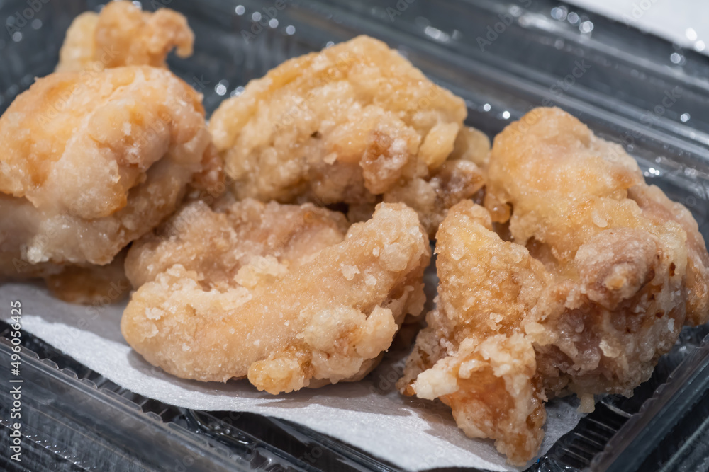 スーパーなどで買う鶏肉の唐揚げの惣菜。 スーパーなどで買う鶏肉の唐揚げの惣菜。
