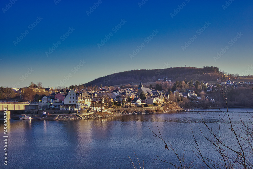 Blick auf Saalburg mit Haus am Saale Stausee, Morgen Licht, Bleilochtalsperre, Thüringen
