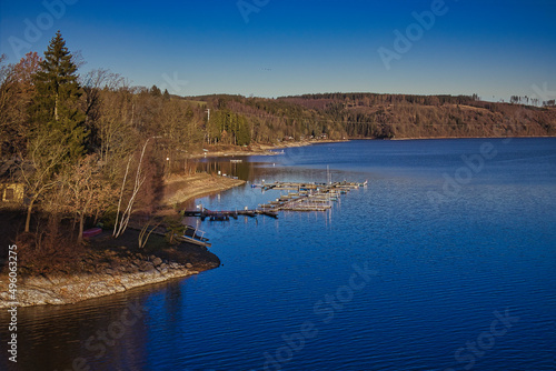 Blick von der Brücke in Saalburg auf Boot Anleger am Morgen, Thüringen photo