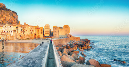 Tableau sur toile Scenic evening cityscape of Cefalu city.