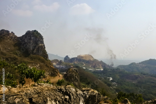 landscape gunung geopark di Indonesia dengan langit kebiruan dan gunung sebagai latar belakang
 photo