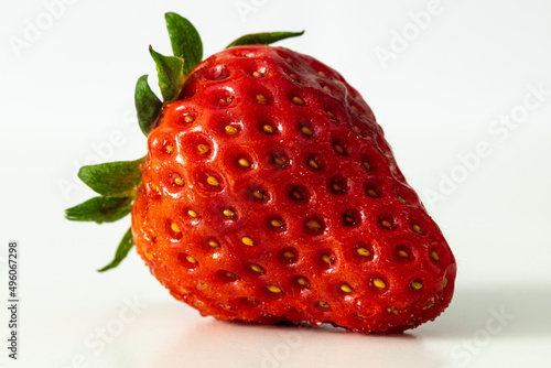 Truskawka, truskawka na białym tle, czerwona truskawka, duża truskawka, owoc, deser, jedzenie  © Konrad