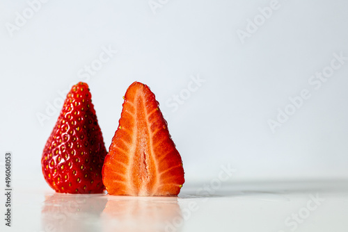 Truskawka, przecięta truskawka, truskawka na białym tle, czerwona truskawka, owoc, deser © Konrad