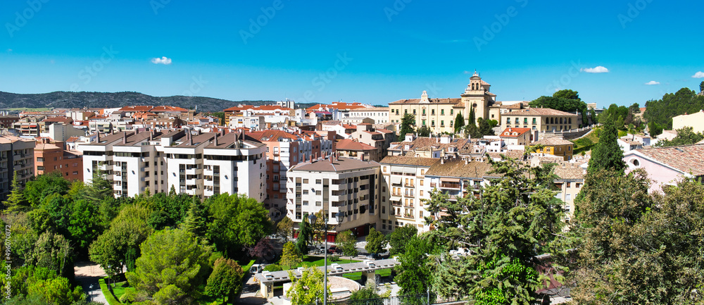 La ciudad de Cuenca con el hospital de Santiago al fondo desde la calle Palafox, España