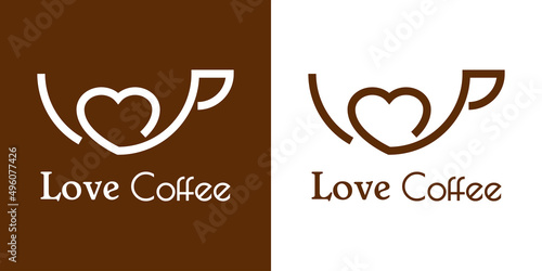 Coffee Shop. Logotipo con texto Love Coffee con silueta de corazón en taza de café con líneas en fondo marrón y fondo blanco