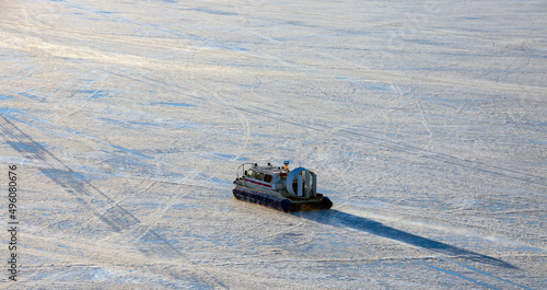 Foto Rescue Service hovercraft is moving on the ice surface.