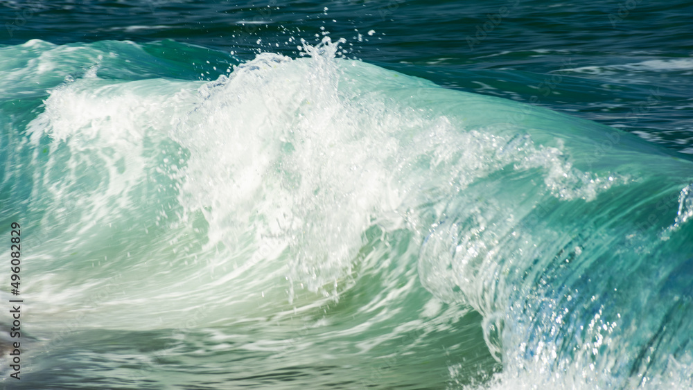 Obraz premium abstract sea background. green wave close up. blurry water in evening light