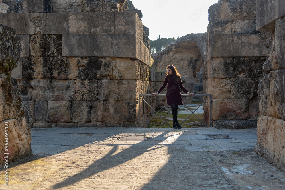 Mujer posando en antiguas ruinas romanas en la ciudad de Itálica