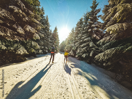 Wintersport Langlauf Langläufer in Winterlandschaft mit Schnee und blauen Himmel photo