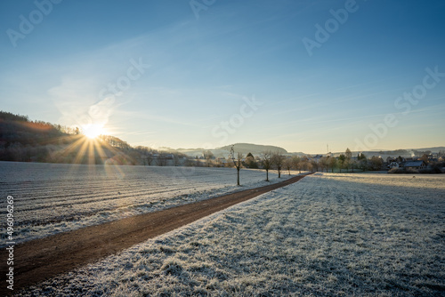 Wintermorgen mit aufgehender Sonne in Floh-Seligenthal