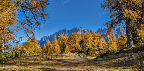 Lienzer Dolomiten, Herbst, Wald, Spitzkofel, Große Sandspitze, Eggenkofel, Felsmassiv, schroff, imposant, steil, Fels, Felswand, Gipfel, Bergmassiv, Berg, Alpen, Zentralalpen, Dolomiten, Osttirol, Tir