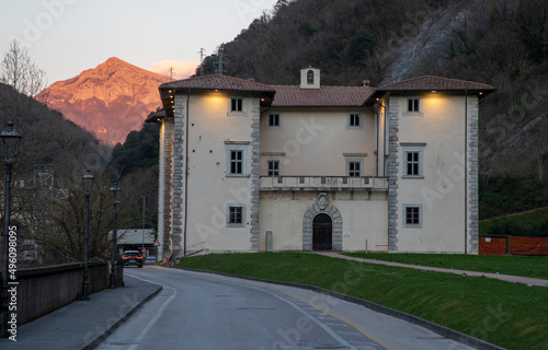 Vista di Palazzo Mediceo a Seravezza, Versilia, Toscana.
sullo sfondo le Alpi apuane