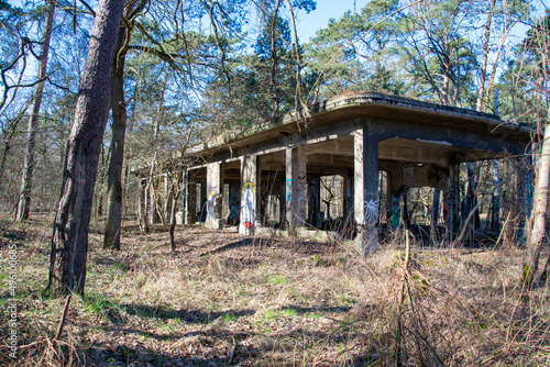 Fototapete Ruine einer Lagerhalle der Pulverfabrik Dünenberg im Naturschutzgebiet Besenhors