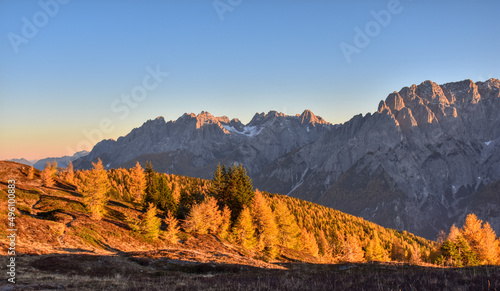Abend, Abenddämmerung, Dämmerung, dämmern, Alpen, Hochstein, Lienzer Dolomiten, Wald, Lärchen, Lärche, Baum, Lärchenwald, Silhouette, Lienz, Osttirol, Himmel, Abendrot, Sonnenuntergang, Blaue Stunde, 