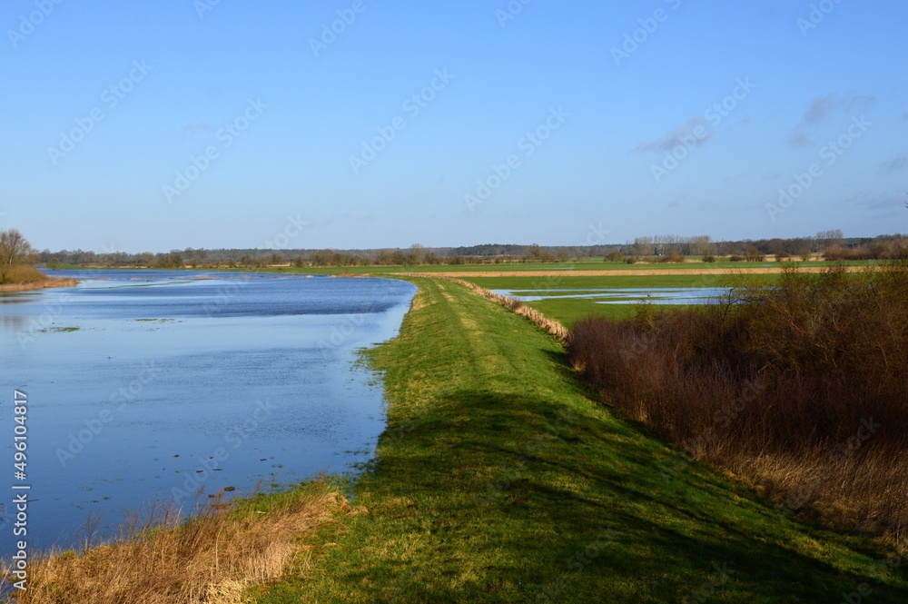 Hochwasser am Fluss Aller im Winter in der Stadt Rethem, Niedersachsen Hochwasser am Fluss Aller im Winter in der Stadt Rethem, Niedersachsen