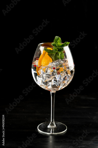 Obraz na płótnie Modern Cocktail gin tonic herb spices fishbowl glass plain background w salonie