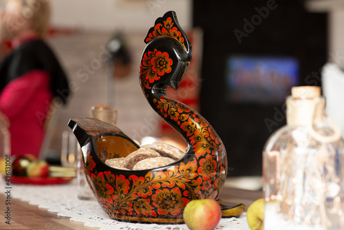 bemalte Ente in rotgelben und schwarzen Farben gefüllt mit Lebkuchenbemalte Ente in rotgelben und schwarzen Farben gefüllt mit Lebkuchen nebenan liegt ein Apfel