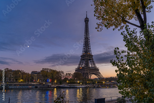 Purple Sky in Paris at Twilight Sunset Over Eiffel Tower With Moon and Trees © Loic Timelapse