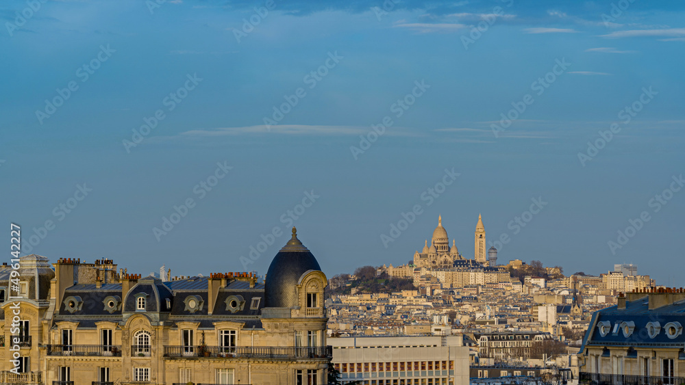 Fototapeta premium Sunrise Over Sacred-Heart Basilica and La Defense in Paris