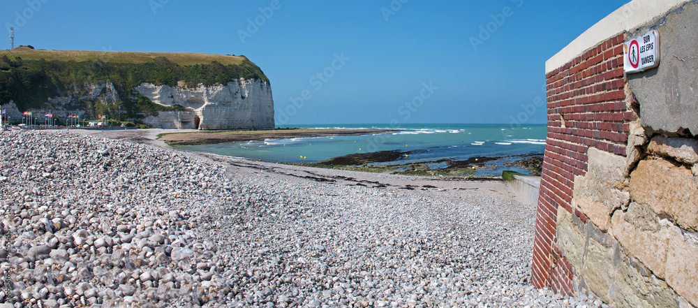 Menschenleerer Strand in Yport, Seine-Maritime, Normandie, Frankreich. Kieselstrand mit Falaise d'Aval und Aussichtsplattform im Sommer