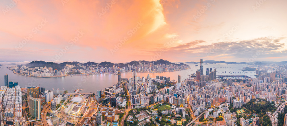 Obraz premium Epic aerial view of Victoria Harbour, Hong Kong, Twilight metropolis, panorama