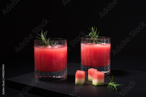 Wallpaper Mural Dos vasos de refrescante jugo de sandía triturado adornado con trozos de sandía. Cóctel de frutas en fondo negro Torontodigital.ca