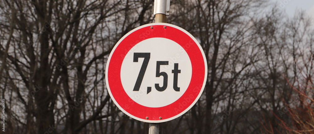 a traffic sign for the permissible total weight of 7.5 t 
