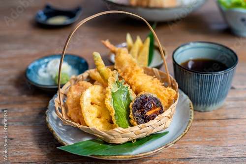 Foto Mix vegetale deep fried with shrimp, vegetable and shrimp tempura a traditional japanese food
