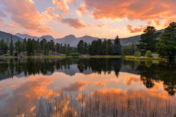Fotobehang Cappuccinokleur Summer Sunset at Sprague Lake - A panoramic Summer sunset view at Sprague Lake, with high peaks of Continental Divide rising at shore, Rocky Mountain National Park, Colorado, USA.  © Sean Xu