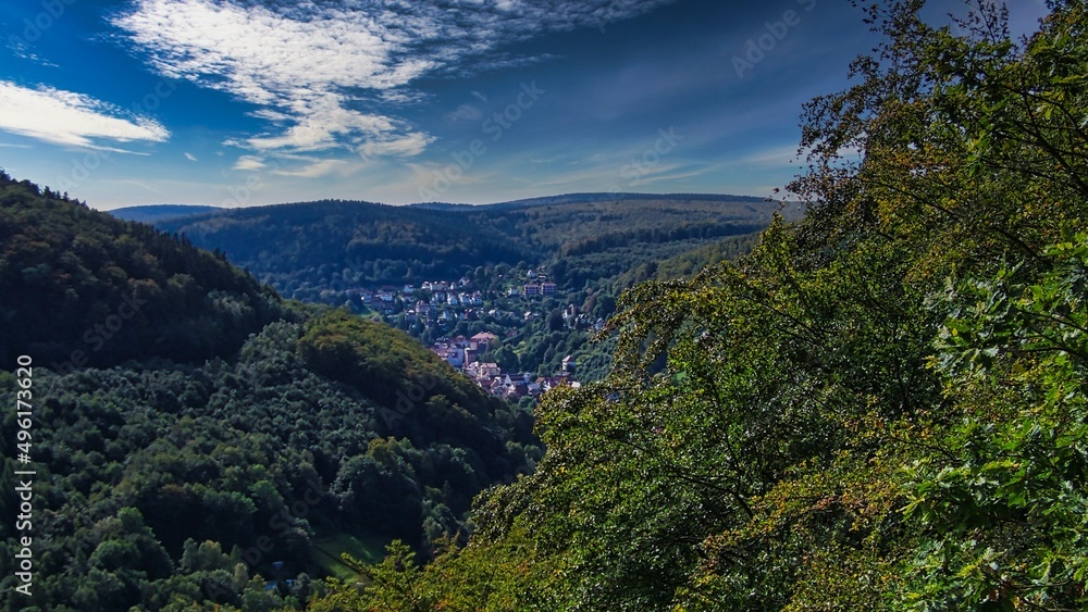 Der Gömichenstein und die Stadt Ruhla im Thüringer Wald.