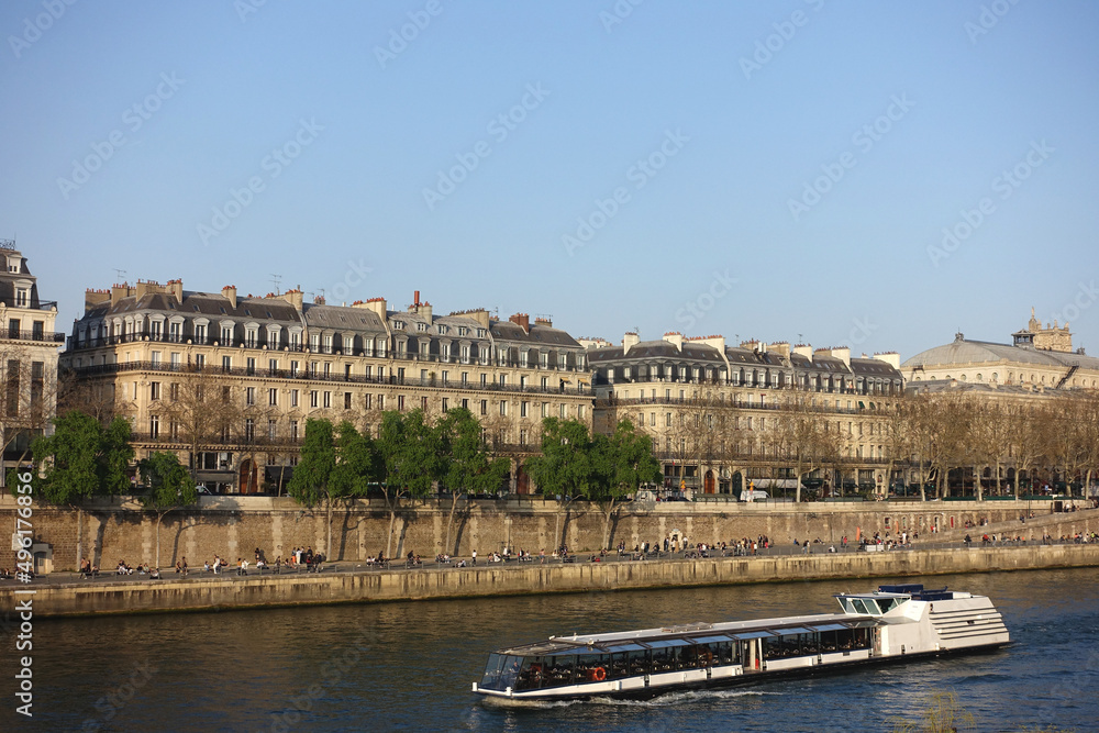 Quais de Seine et bateau-mouche à Paris