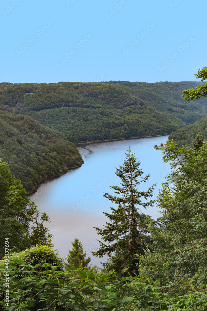 Lac de l'Aigle sur la Dordogne entre la Corrèze et le Cantal