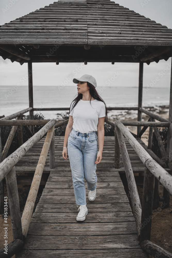 Chica pelirroja en la naturaleza del sur de españa sonriente y feliz entre la vegetacion juvenil de moda Chica pelirroja en la naturaleza del sur de españa sonriente y feliz entre la vegetacion juvenil de moda