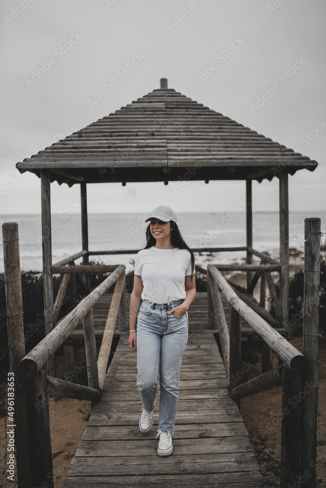 Chica pelirroja en la naturaleza del sur de españa sonriente y feliz entre la vegetacion juvenil de moda