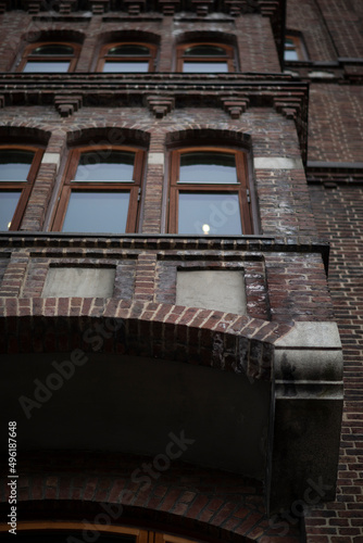 Fensterbalkon aus Backstein von unten, Bergen, Norwegen.