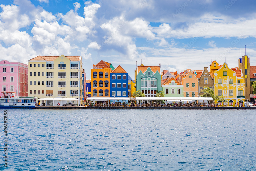 Famous colorful waterfront buildings in dutch-caribbean, colonial style viewed from the district Otrobanda in Willemstad, Curacao - obrazy, fototapety, plakaty 