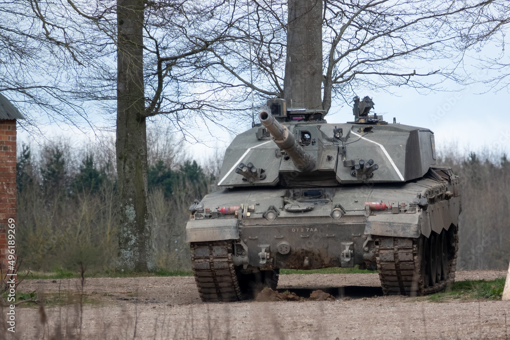 Fototapeta premium british army challenger 2 II FV4034 main battle tank stationary between empty buildings, awaiting deployment