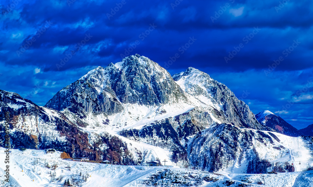 Obraz premium Austrian Alps covered with fresh snow during sunny winter day