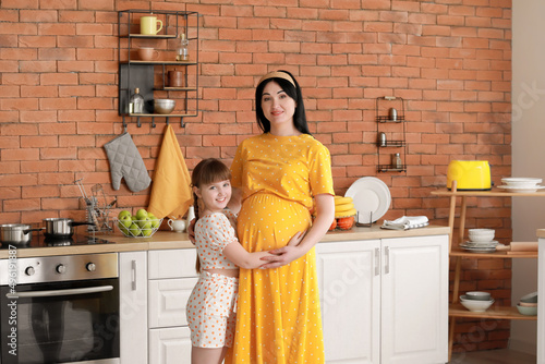 Young pregnant woman with l...