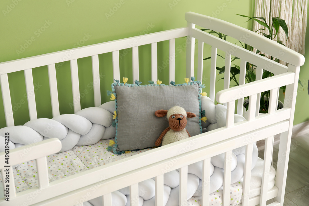 Cozy baby crib near color wall in stylish children's room - obrazy, fototapety, plakaty 